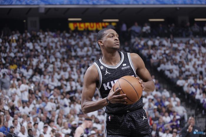  国王福克斯脚踝90度扭曲伤退  