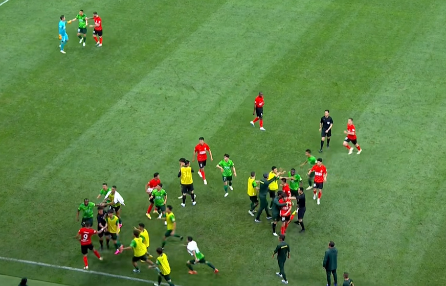  拉齐奥补时争议球引发冲突  